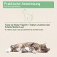 Eine entspannte getigerte Katze, die auf der Seite liegt, mit Textanweisungen in Deutsch und Englisch zur Anwendung eines Produkts zwischen den Schulterblättern.