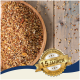 Eine Holzschale mit verschiedenen Vogelfuttersorten, einige verstreut, mit einem Abzeichen, das "Beste Qualität" und "10 Jahre" für über 10 Jahre Vertrauen sagt.