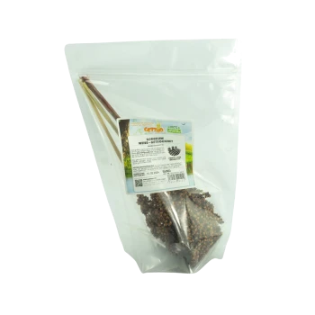 Getrockneter weißer Sorghum in einer klaren Plastiktüte, beschriftet mit "GETZOO", mit Fütterungshinweisen und einem Haltbarkeitsdatum vom 10.02.2024.