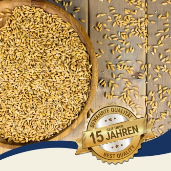 Eine Holzschüssel mit goldenen Körnern auf einer Oberfläche, mit verstreuten Körnern und einem Abzeichen mit der Aufschrift "Beste Qualität" und "15 Jahre."