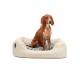 Ein brauner Hund sitzt bequem in einem weichen, beigen Haustierbett mit grauem Plüschinneren und zeigt ein gemütliches Design für Haustiere.