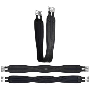 Drei schwarze Pferdegurtungen mit Edelstahl-Schnallen, die verschiedene Designs und Texturen aufweisen, auf einem weißen Hintergrund präsentiert.