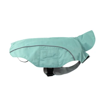 Eine hellblaue Hundejacke mit reflektierenden Besätzen, die eine Öffnung für das Geschirr und einen verstellbaren Riemen aufweist, vor einem weißen Hintergrund präsentiert.