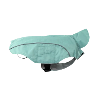 Eine hellblaue Hundejacke mit reflektierenden Besätzen, die eine Öffnung für das Geschirr und einen verstellbaren Riemen aufweist, vor einem weißen Hintergrund präsentiert.