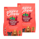 Zwei Tüten Edgard Cooper Senior-Hundefutter mit rotem Hintergrund, die Huhn, Lachs, Brokkoli, Heidelbeeren und Cranberries zeigen.