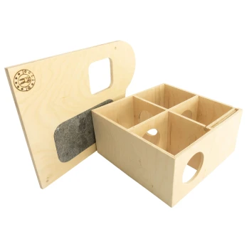 Holzspielzeug-Organizer für Haustiere mit vier Fächern und einer abnehmbaren Rückwand mit einem runden Ausschnitt und einem Filzpatch.