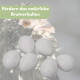 Hühnerkopf hinter sechs künstlichen Eiern; grünes Banner mit der Aufschrift "Fördern das natürliche Brutverhalten".