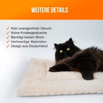 Eine flauschige schwarze Katze entspannt sich auf einem beigen Haustierbett mit Eigenschaften: geruchlos, kein Knistern, keine Elektrizität, hochwertig, deutsches Design.