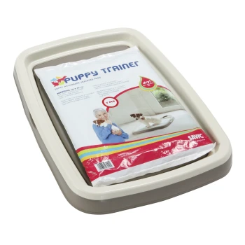 Podkłady treningowe Puppy Trainer w opakowaniu, w średnim rozmiarze (60 x 60 cm) i zawierające 7 sztuk, wyeksponowane na tacy.