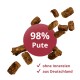 Braune Puten-Leckerli-Stücke um einen bordeauxroten Kreis mit Aufschrift '98% Pute'; Häkchen: ohne Innereien, aus Deutschland.