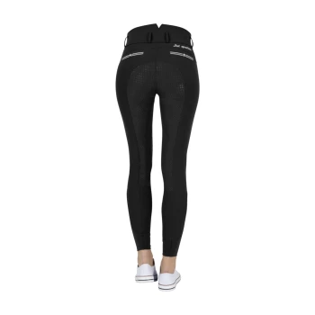 Schwarze Reitleggings mit einem strukturierten Design auf der Rückseite, mit einem hohen Bund und weißen Details, getragen mit weißen Turnschuhen.