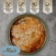 Konserviertes Haustierfutter mit dem Etikett "Mia's", das ein getreidefreies Rezept enthält, reich an Protein, ohne zugesetzten Zucker und angereichert mit den Vitaminen A, E und D3.