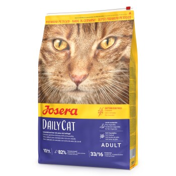 Eine Tüte Josera DailyCat Haustierfutter mit einem Katzenkopf, gelber und blauer Verpackung, beschriftet als getreidefrei und leicht verdaulich für erwachsene Katzen.