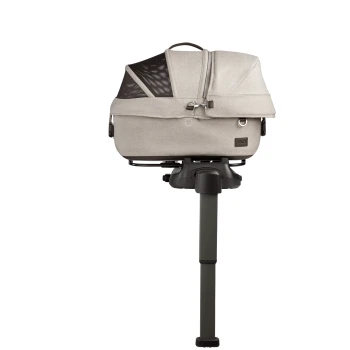 Eine hellgraue Haustiertrage mit einem Reißverschluss oben und Netzpaneelen, montiert auf einem stabilen schwarzen Ständer.