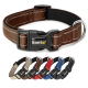 Brauner Haustierhalsband mit reflektierenden Streifen, mit einer schwarzen Schnalle und einem silbernen D-Ring, beschriftet mit dem "lionto"-Logo.