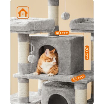 Ein gemütlicher grauer Kratzbaum mit einer sich ausruhenden orangefarbenen getigerten Katze, mit angegebenen Abmessungen: 40 cm Höhe, 20 cm versteckter Raum und 35 cm Regal.