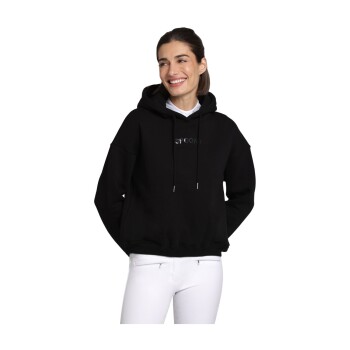 Eine Person, die einen schwarzen Hoodie mit dem Wort 'SPOOKS' auf der Vorderseite trägt, kombiniert mit weißen Hosen.