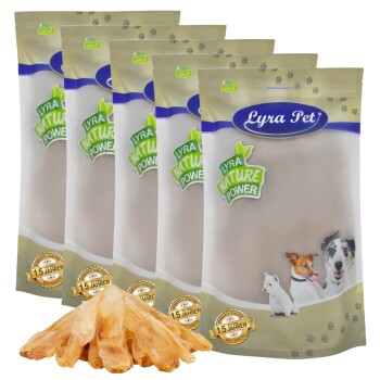 Fünf Beutel von Lyra Pet natürlichen Hundeleckerlis in Grün und Blau, mit einem Haufen Leckerlis davor und einem '100% natürlich'-Label.