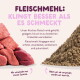 Links: rohes rotes Fleisch; rechts: braunes Fleischmehlpulver; deutsche Überschrift 'FLEISCHMEHL: KLINGT BESSER ALS ES SCHMECKT'.