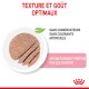 Tranche de nourriture pour chat sur une assiette blanche avec le texte : "Texture et goût optimaux," "Sans conservateurs," "Préféré par les chatons."