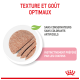 Tranche de nourriture pour chat sur une assiette blanche avec le texte : "Texture et goût optimaux," "Sans conservateurs," "Préféré par les chatons."