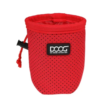 Rote Hundeleckerli-Tasche mit einem Mesh-Design, mit einem schwarzen Etikett, das "DOOG DOG OWNERS OUTDOOR GEAR" liest.