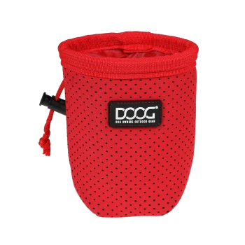 Rote Hundeleckerli-Tasche mit einem Mesh-Design, mit einem schwarzen Etikett, das "DOOG DOG OWNERS OUTDOOR GEAR" liest.