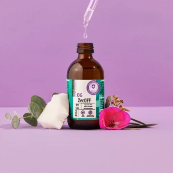 Braune Glasflasche mit dem Etikett "06 ZecOFF" und einer Pipette, umgeben von Blumen und Blättern auf einem lila Hintergrund.