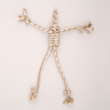 Ein Seilspielzeug in Form einer Strichfigur, mit verdrehten beige- und weißen Strängen und ausgefransten Enden für zusätzliche Textur.