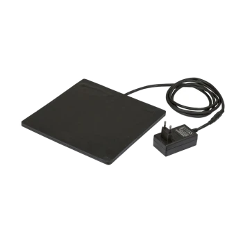 Coussin chauffant noir avec un adaptateur secteur, conçu pour un usage animal, avec une surface plate et un cordon d'alimentation connecté.
