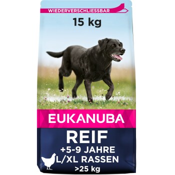 Torba karmy dla psów Eukanuba, 15 kg, z biegnącym czarnym psem na trawiastej łące. Tekst zawiera "REIF +5-9 JAHRE L/XL RASSEN >25 kg".
