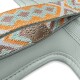 Nahaufnahme eines stilvollen Haustiergeschirrs mit einem bunten, gewebten Riemen mit geometrischen Mustern in Orange, Mintgrün und Braun.