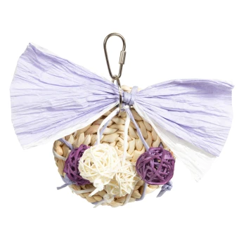 Ein geflochtenes Haustierspielzeugball mit bunten dekorativen Bällen, mit einer lila und weißen Schleife oben, die an einem Metallclip hängt.