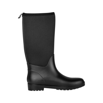 Schwarzer Gummiregenstiefel mit einem hohen Neoprenschaft und strukturiertem Boden, vor einem weißen Hintergrund präsentiert.
