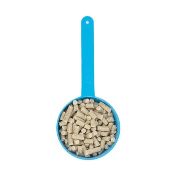 Eine blaue Messschaufel, gefüllt mit kleinen, zylindrischen Haustierfutterpellets.