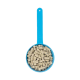 Eine blaue Messschaufel, gefüllt mit kleinen, zylindrischen Haustierfutterpellets.