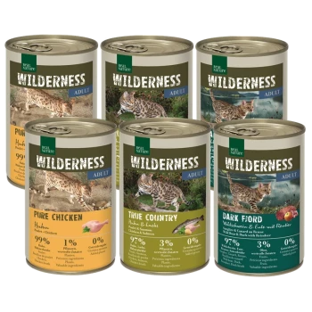 Sechs Dosen Real Nature Wilderness Katzenfutter mit den Geschmacksrichtungen: Pure Chicken, True Country und Dark Fiord, mit Nährwertangaben.
