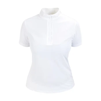 Weißes Poloshirt mit kurzen Ärmeln und einem dekorativen Kragen mit kleinen Strasssteinen und einer Knopfleiste.