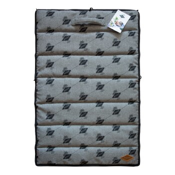 Graue Tiermatte mit einem gesteppten Design, das schwarze Palmen und 'Jeggo'-Logos zeigt, begleitet von einem Etikett in der oberen Ecke.