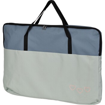 Eine weiche Tragetasche für Haustiere in Hellgrün und Grau, mit schwarzen Griffen und einem Reißverschluss, mit drei gestickten Herzen am Boden.