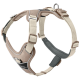 Beige und graue verstellbare Hundegeschirr mit gepolstertem Brust- und Rückenteil, mit einem Metall-D-Ring zur Leinenbefestigung.
