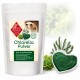 Chlorella-Pulver für Hunde in einem wiederverschließbaren Beutel, mit einem Hundebild, grünen Algen und Text, der seine Mineral- und Vitaminvorteile beschreibt.