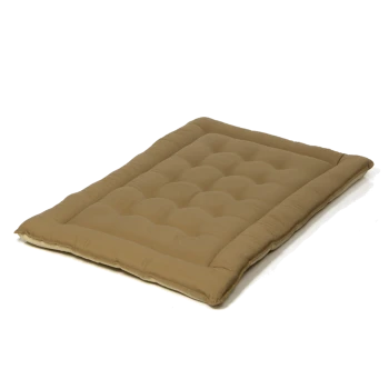 Ein plüschiges, rechteckiges Haustierbett in warmem Beige, mit einem gesteppten Design für Komfort, auf einem weißen Hintergrund platziert.