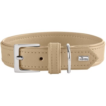 Beiges Lederhalsband mit silberner Schnalle und D-Ring, abgesteppten Kanten und HUNTER-Metalllogoanhänger.