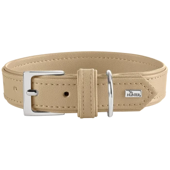 Beiges Lederhalsband mit silberner Schnalle und D-Ring, abgesteppten Kanten und HUNTER-Metalllogoanhänger.