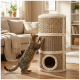Chat tigré grattant une haute tour pour chats beige tissée avec cachette ronde dans un salon baigné de soleil.