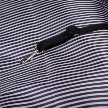 Schwarz-weißer gestreifter Haustierträger mit einem schwarzen Riemen und einem Metallclip für sichere Befestigung.