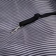 Schwarz-weißer gestreifter Haustierträger mit einem schwarzen Riemen und einem Metallclip für sichere Befestigung.
