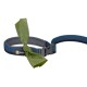 Eine blaue und graue Hundeleine mit einer grünen Mülltüte, die daran gebunden ist, mit einem "RUFFWEAR"-Logo am Griff.