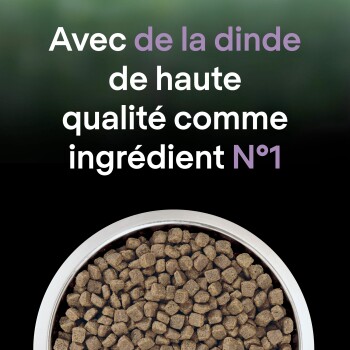 Bol de croquettes sèches brunes sous le texte en français : « Avec de la dinde de haute qualité comme ingrédient N°1 ».
